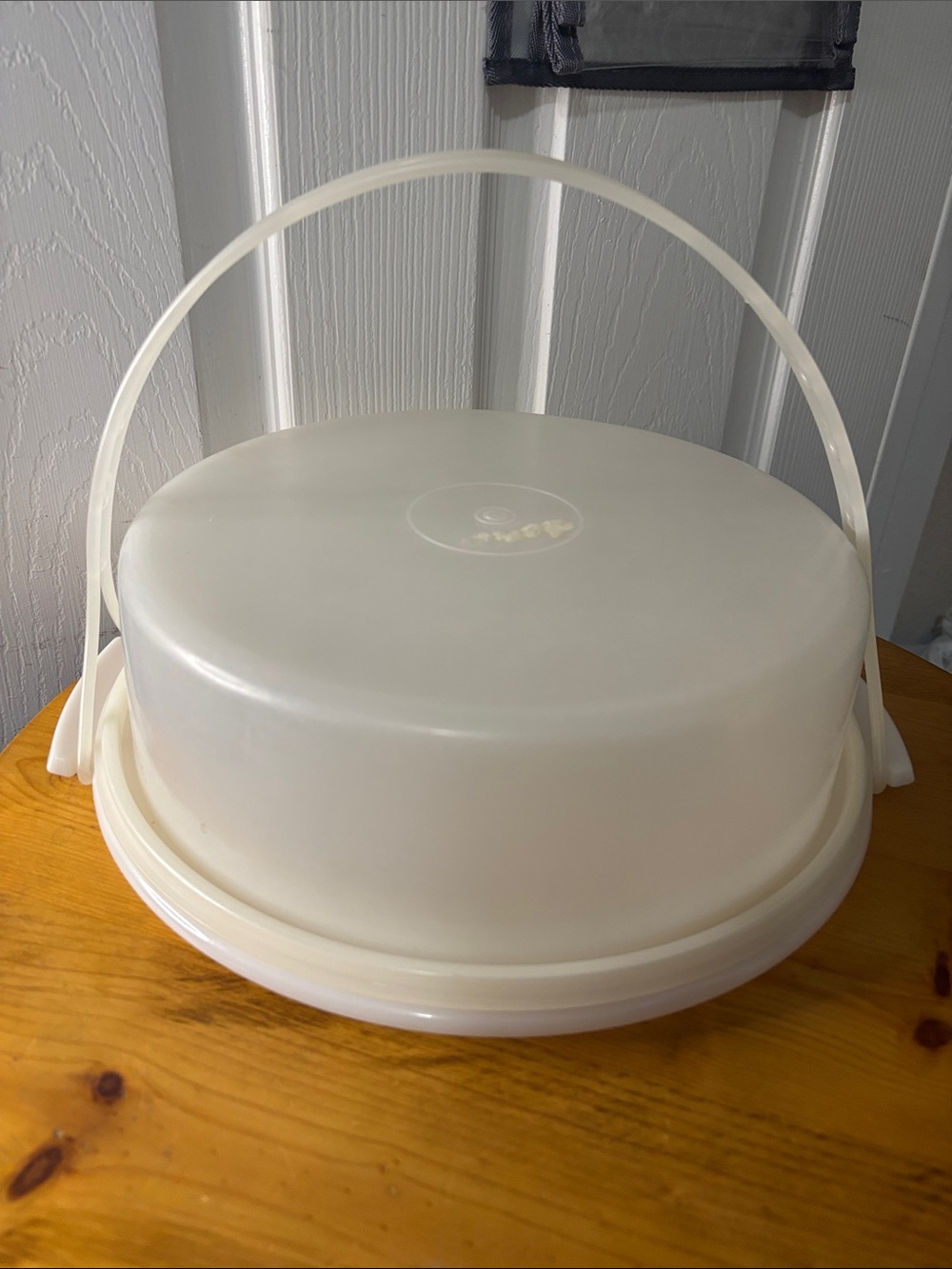 Tupperware White Plastic Cake Carrier with Handle